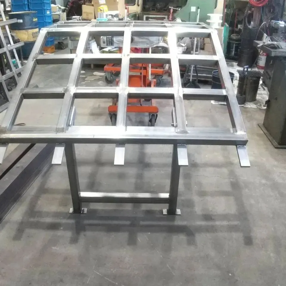 トラック架台製作中